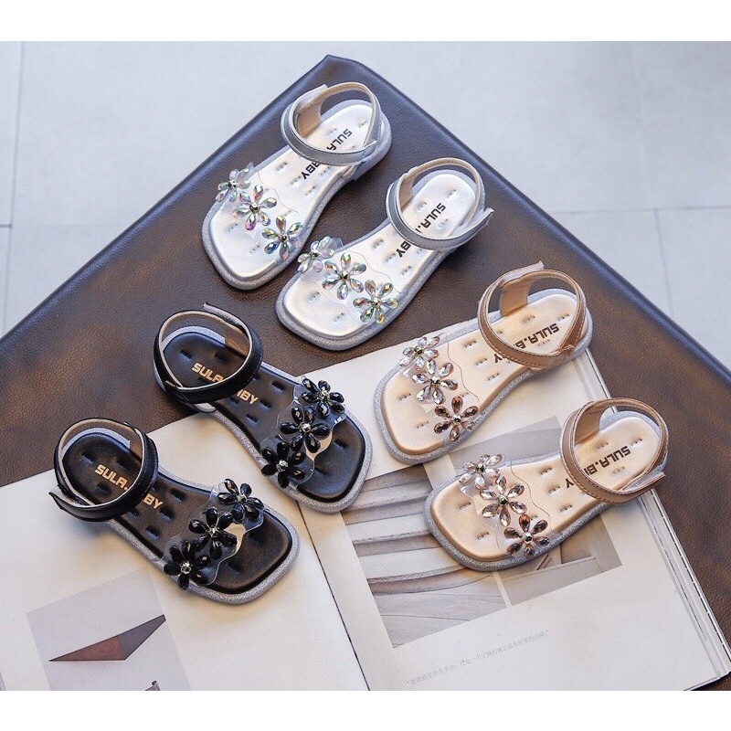 Sandal bé gái - dép quai hậu cho bé gái quai trong có đính hoa nhỏ đế êm, chống trượt Babybees 2021 - 166