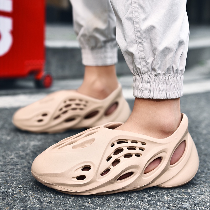 Giày Xăng Đan Thiết Kế Đục Lỗ Size 35-47 Phong Cách Kanye Chống Trượt Thời Trang Đi Biển Cho Nam Và Nữ