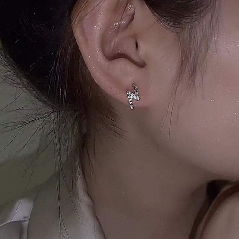 Khuyên tai bạc khuyên tròn sát tai hình tia chớp nạm đá trắng sáng