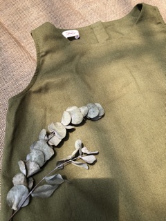 Áo linen sát nách cúc xà cừ
