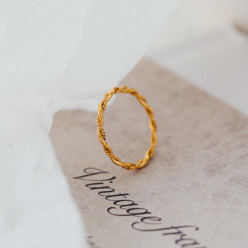 Nhẫn nữ titan 2 vòng trơn xoắn đan xen không gỉ WR2204