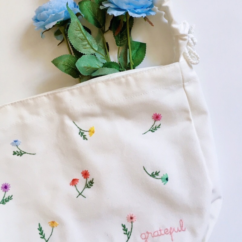 Túi Vải đeo chéo dây rút thêu hoa và tên phong cách unisex