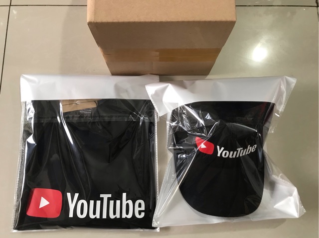 Bộ áo thun và nón kết in logo youtube