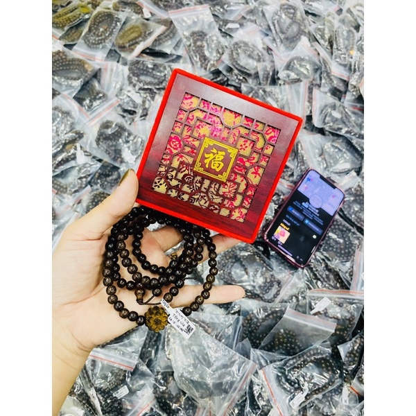 Vòng tay Trầm Hương 108 Hạt, 6 ly giúp đoạn trừ 108 muộn phiền. Mang lại vận khí may mắn, tài lộc bình an.