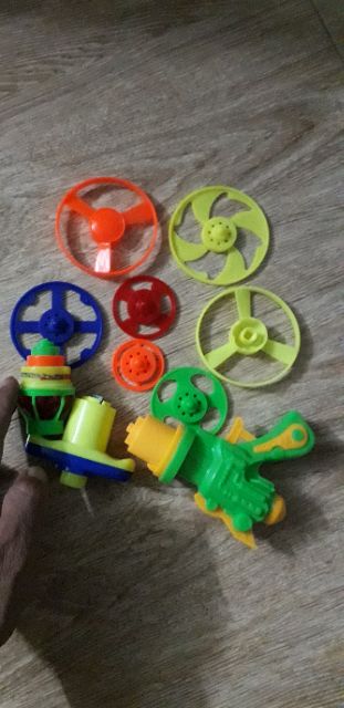 Set bộ gồm 8 vòng quay và 2 dụng cụ lên dây cót bằng nhựa có đèn Led rất đẹp