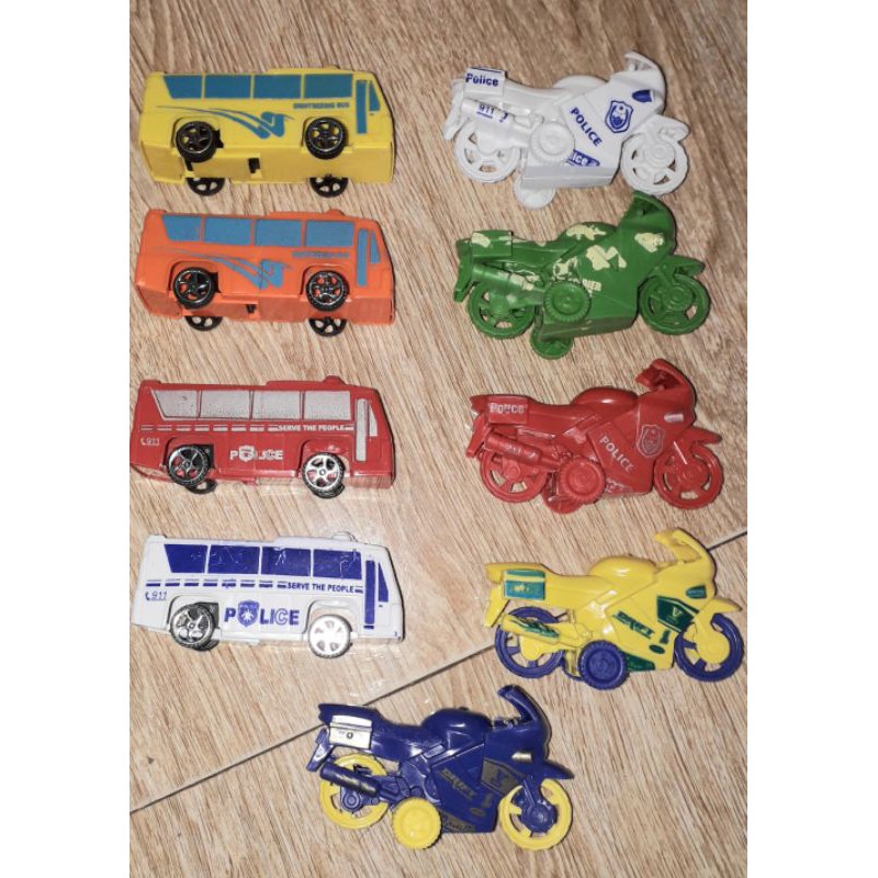 Một chiếc xe mô tô hoặc ô tô mini policee bằng nhựa chạy chớn rất đẹp