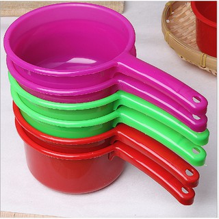 Gáo nhựa múc nước