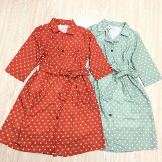 Đầm chấm bi cổ vest