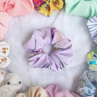 Cột tóc scrunchie hoa tím pastel (Lavender Dream)