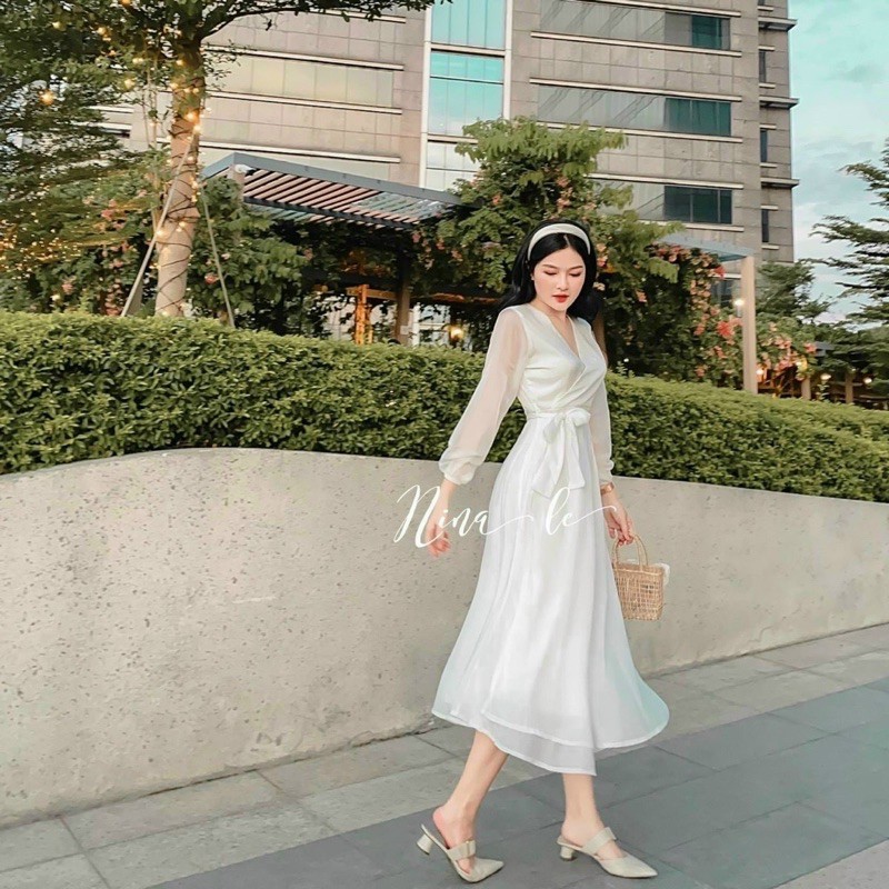 ĐẦM TRẮNG VOAN RỚT VAI