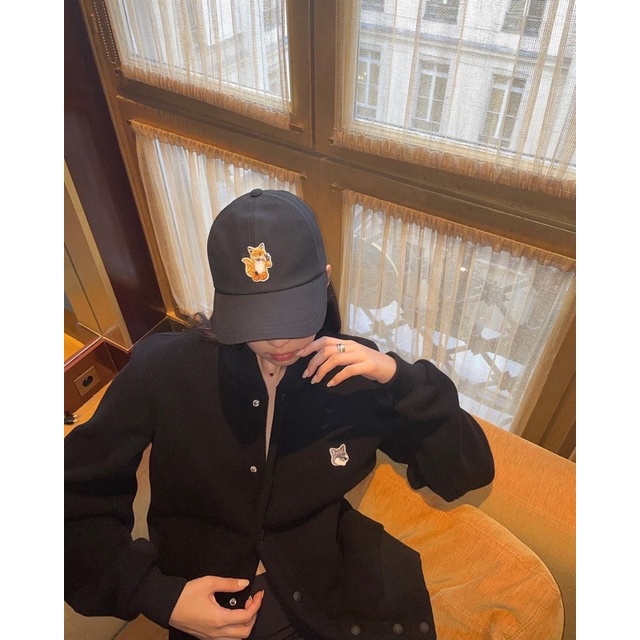 Áo khoác varsity bomber Maison Kitsuné giống Jennie BLACKPINK