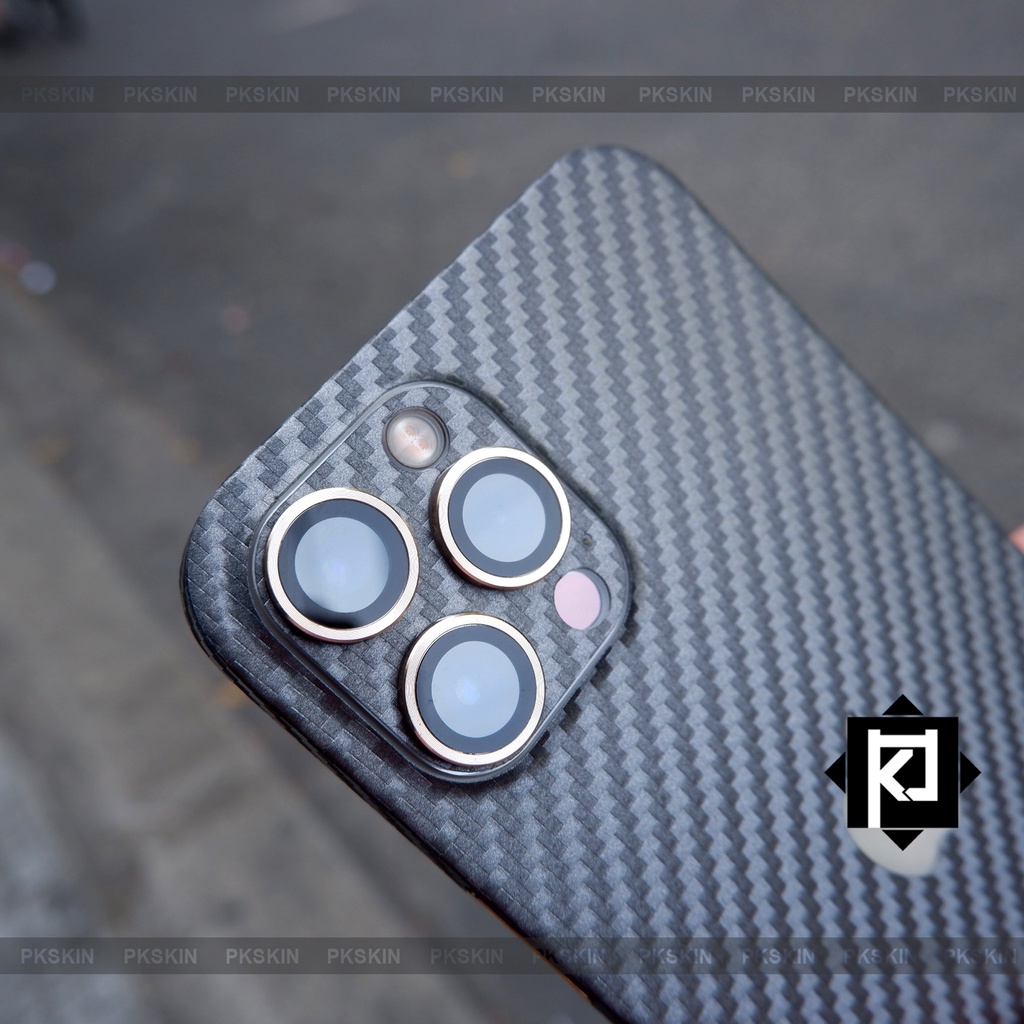Miếng dán skin iPhone 12 , iphone 12 pro , 12 pro max , 12 mini , iphone 13 , 13 pro , 13 pro max lưng viền vân cacbon