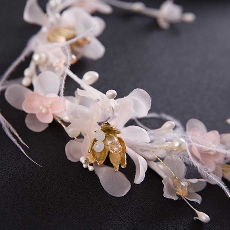 Cài tóc thiết kế phối hoa sang trọng quý phái cho cô dâu