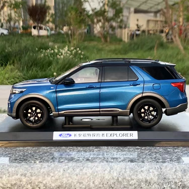 Mô hình  xe Ford Explorer tỉ lệ 1:18