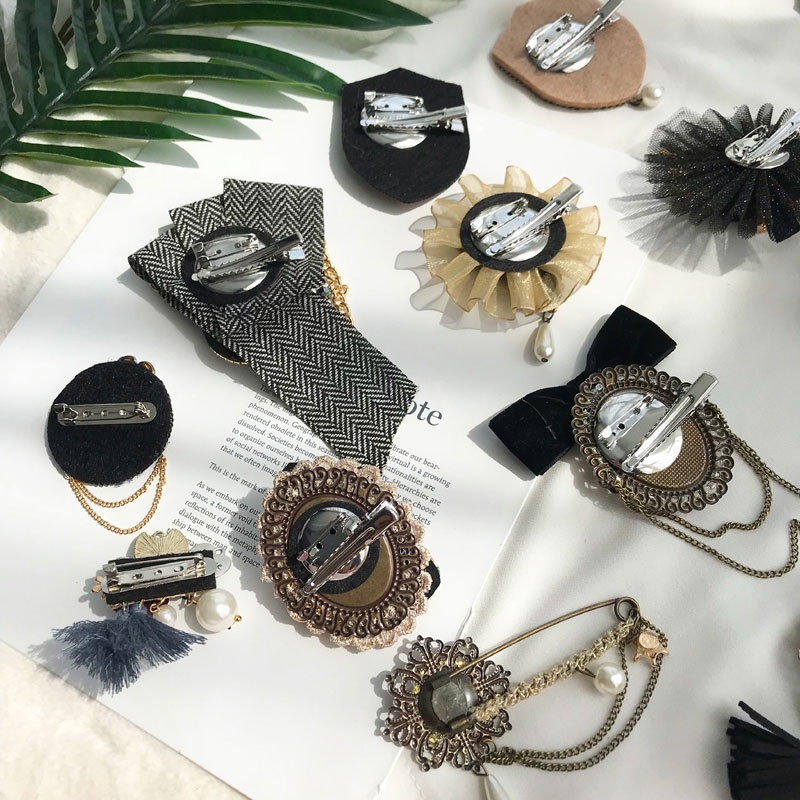 Ghim cài áo hình 5 bông hoa đính ngọc trai sang trọng