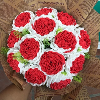 Hoa hồng bằng giấy nhún đỏ trắng xen kẽ