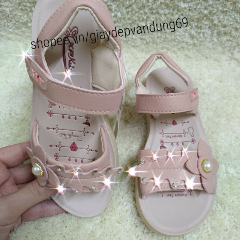 (ảnh thật/video) Sandals bé gái đế đúc liền họa tiết lá đính đá gắn hoa ngọc rửa được nước siêu êm hàng Việt Nam