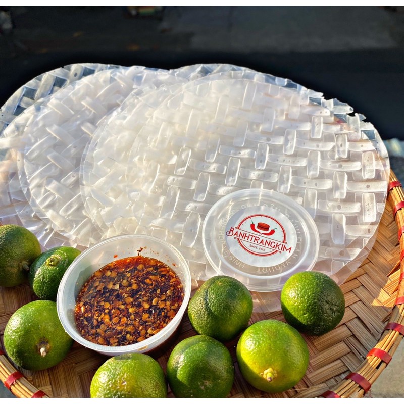 Bánh tráng chấm sốt chua cay