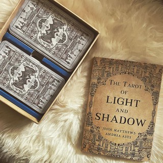 Bài Tarot of Light and Shadow