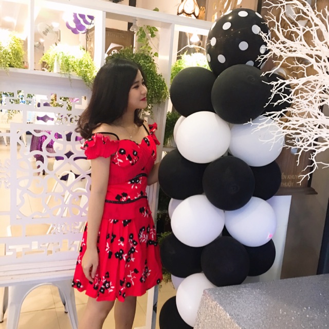 Đầm hoa đỏ trễ vai hai dây
