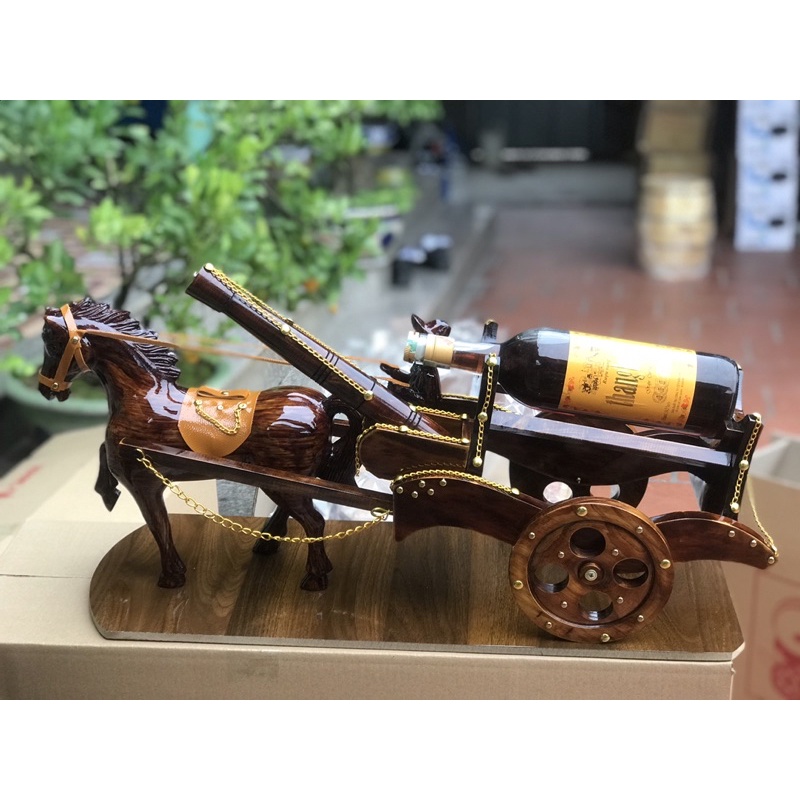 Ngựa kéo chai rượu vang phong thuỷ