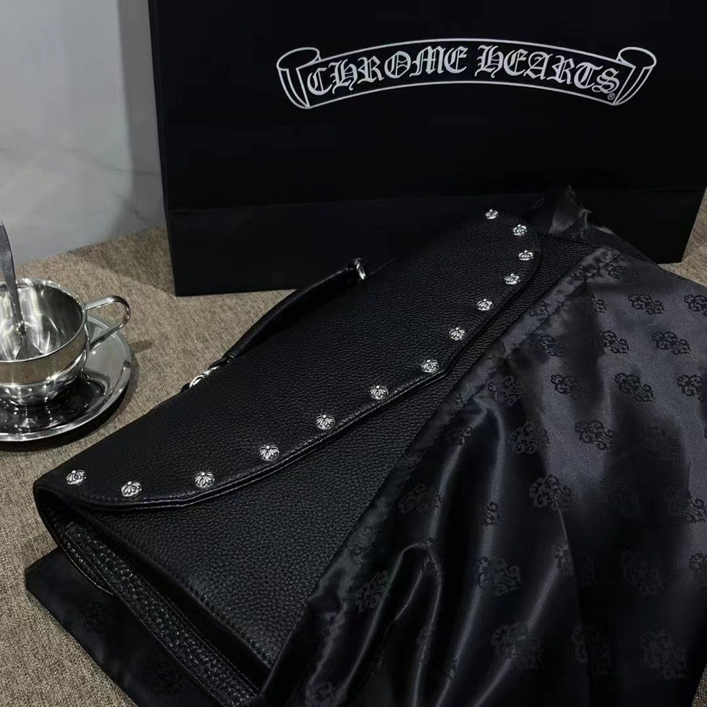 Túi sách Chrome Hearts, được làm bằng da thật 100% các khuy cài được làm bằng bạc 925.