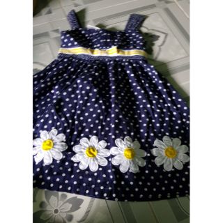 Đầm hoa xanh của Thảo Anna