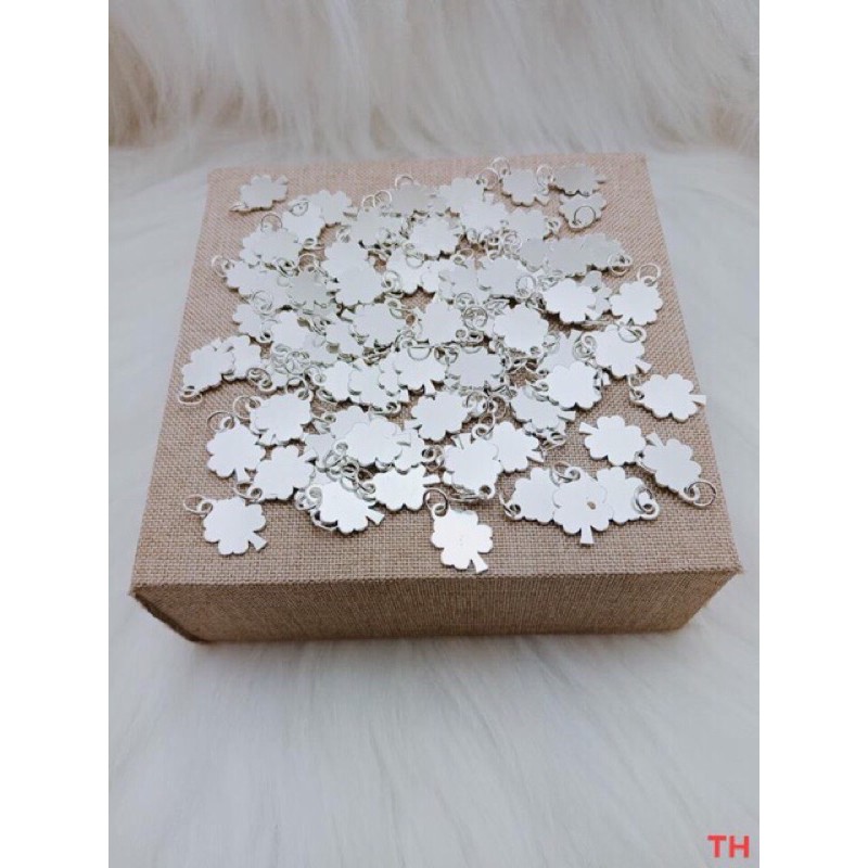 Chỉ đỏ cỏ 4 lá bạc ta may mắn