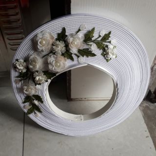 Khăn xếp trắng 30 vòng đính hoa trắng.