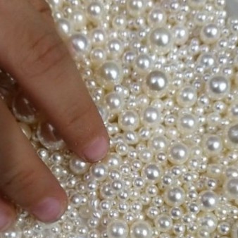 gói 25-50-100gam hỗn hợp hạt châu,hạt cườm,hạt bẹt nhựa không lỗ nhiều size 4-12mm màu kem