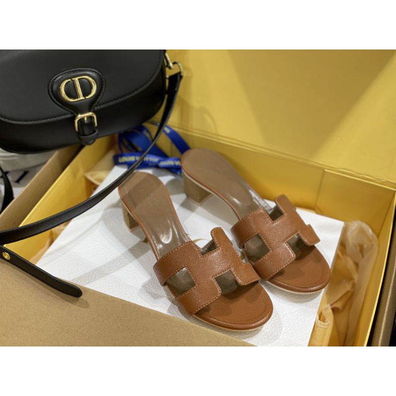 Guốc Hermes.