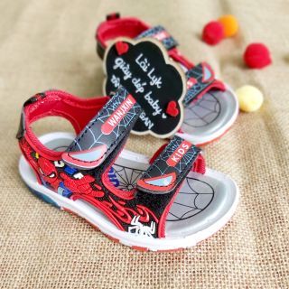 Giày siêu nhân phát sáng đế cao su mềm cho bé cảm giác nhẹ,thoải mái . Đế phát sáng khi bé đi.