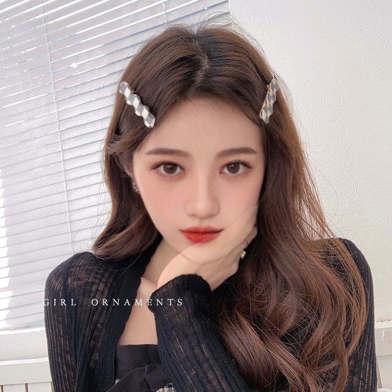 Kẹp Tóc Mỏ Vịt Một Bên Họa Tiết Caro Trắng Đen Không Đường May Cho Nữ