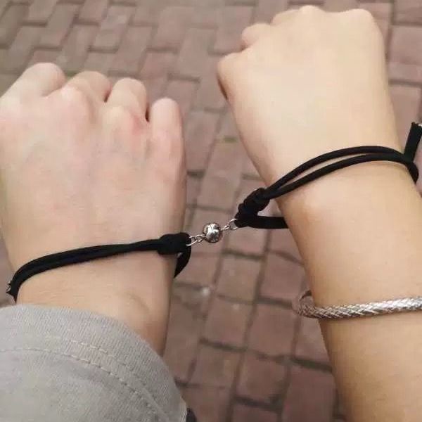 Vòng tay dây bện màu đỏ may mắn dành cho cặp đôi bạn trai