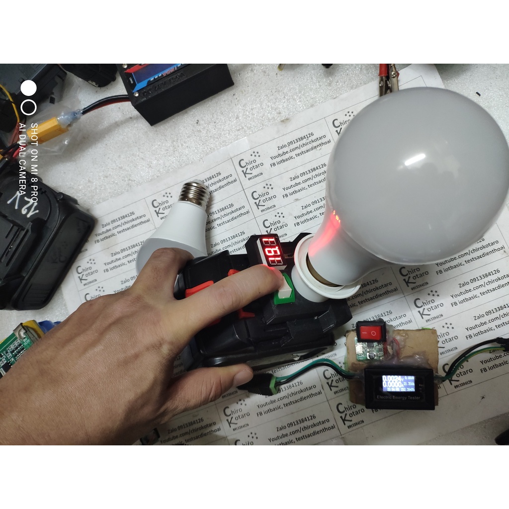 Đế chuyển pin Makita LXT 12,14,18V sang dùng cho đui đèn xoáy E27 với đồng hồ báo vol loại thường