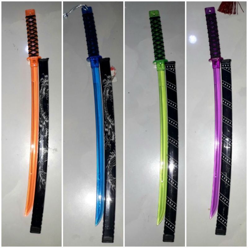 Một thanh_kiếm bằng nhựa dài 30cm hoặc 32cm để trang trí