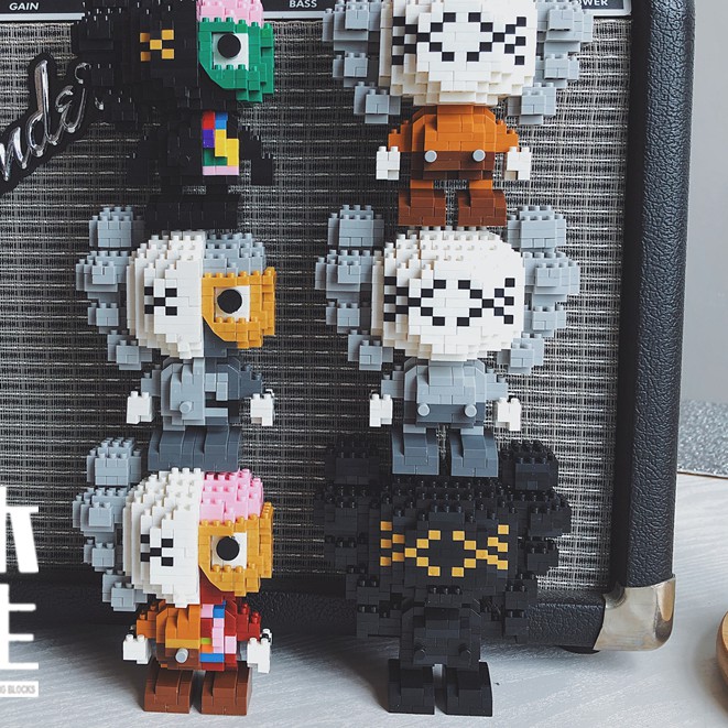 LEGO KAWS Cá tính thương hiệu thủy triều -  Mô hình lắp ráp Kaws 9 cm