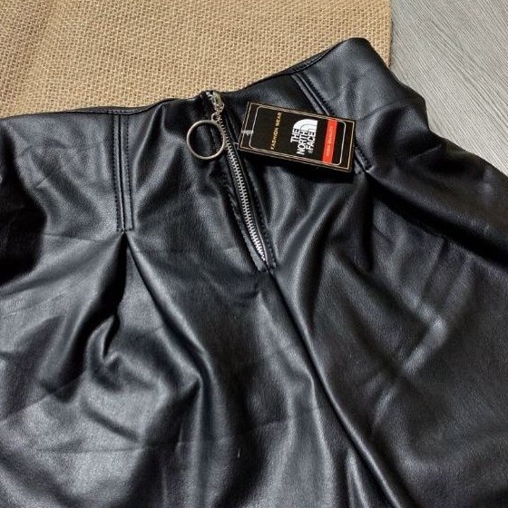 Quần shorts da lưng cao dây khóa kéo phía sau lưng thun dễ mặc đồ.