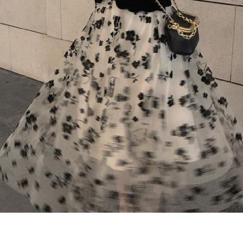 Set áo sơ mi nhung màu đen phối chân váy hoa phong cách Pháp thời trang mùa thu 2021