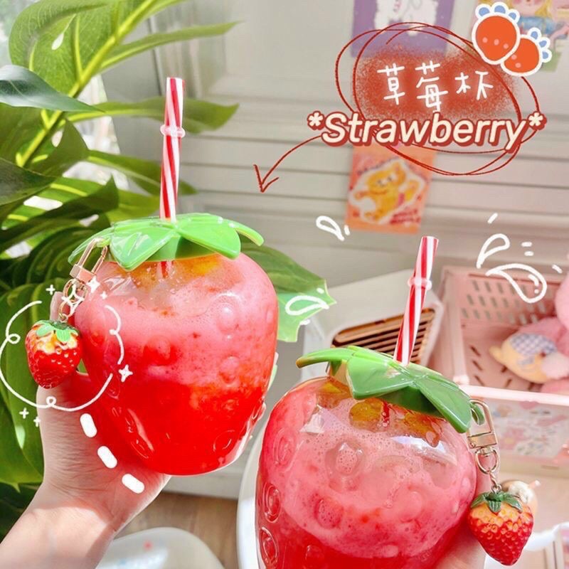 Cốc đựng nước hình quả dâu tây - bình nhựa 500ml kèm theo móc khoá dâu tây trang trí cute