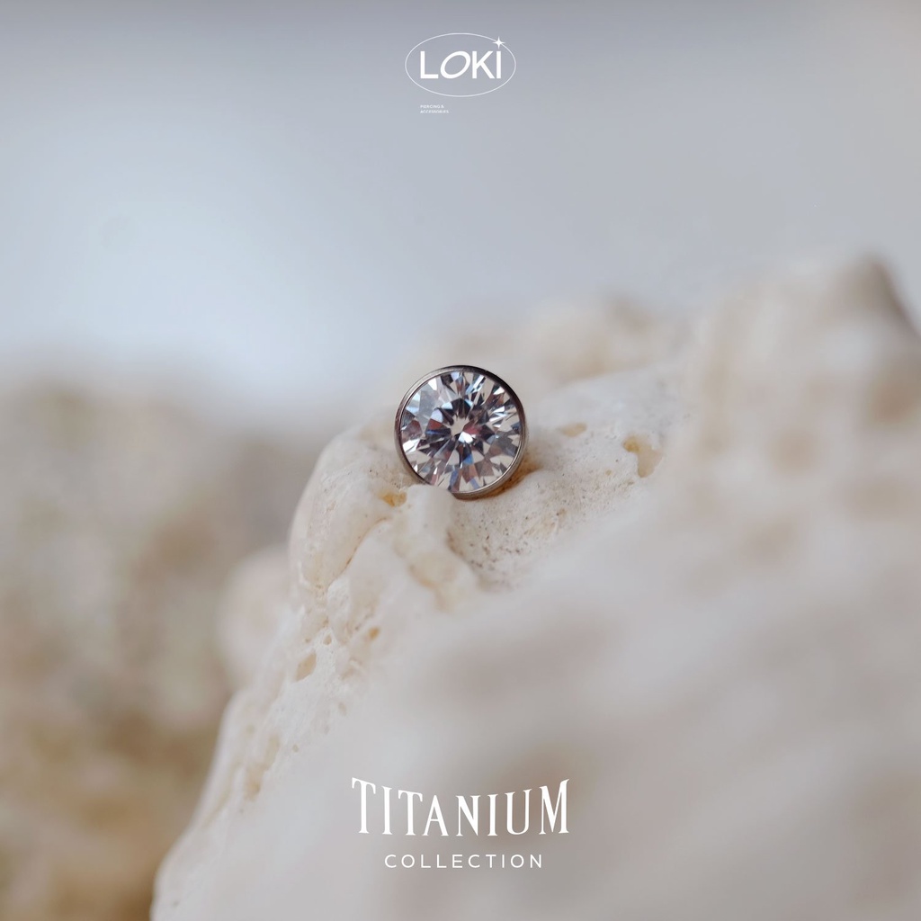 Khuyên tai Titan F136 chuẩn ASTM mặt đá - Crystal Ball Titanium
