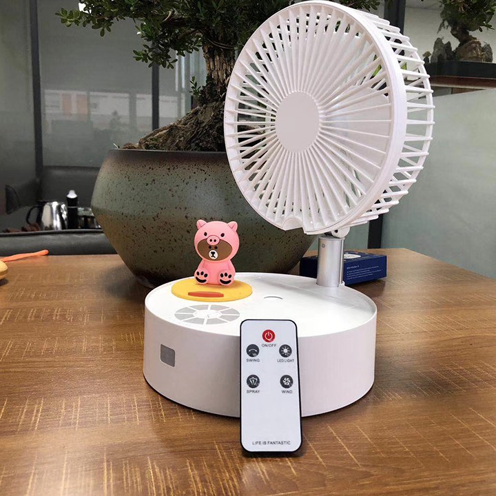 Quạt Để Bàn Tích Điện Gấp Gọn Đa Năng Phun Sương Điều Khiển Từ Xa Cao Cấp Chế Độ Gió Tự Nhiên 3 Tốc Độ Pin 7200mah