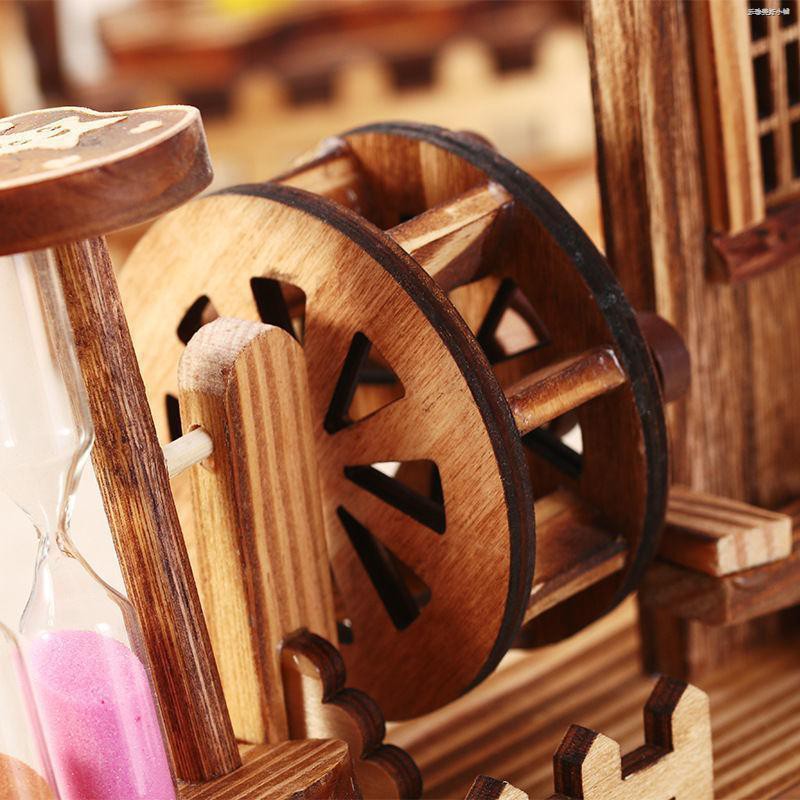 Nhà máy sản xuất trực tiếp hộp âm nhạc đồng hồ bằng gỗ sáng tạo mới với cát xoay hình bánh lăn nước Retro