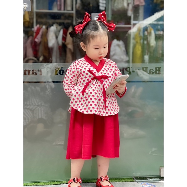 Hanbok đỏ cho bé