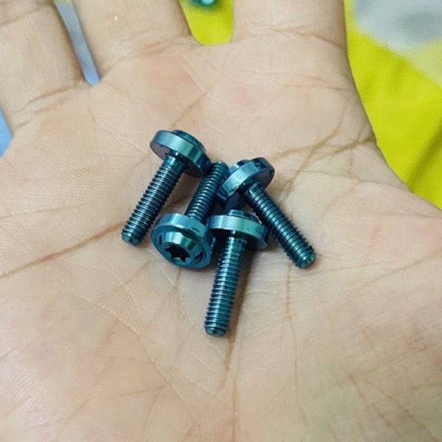 Ốc titan 4li15 gắn nắp bình dầu , dàn áo honda cực đẹp