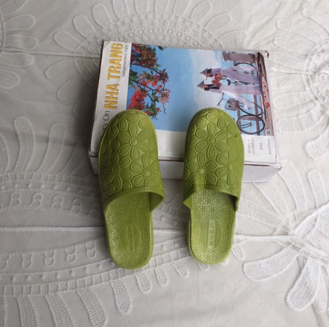 Sục Nữ/ Dép Bít Đầu Hoa Mai Form Rộng Cao Su 100% Siêu Êm Chống Thấm Nước Size 36-40 - Lucky Girl shop