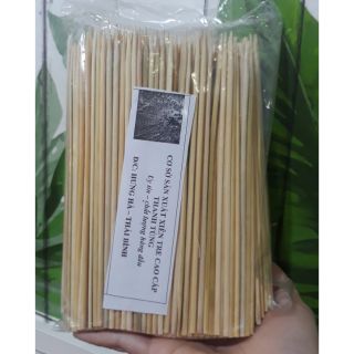 1 gói que xiên thịt nướng 25k