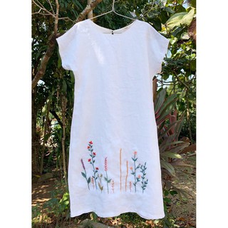 Đầm linen thêu tay họa tiết tinh tế, sang trọng