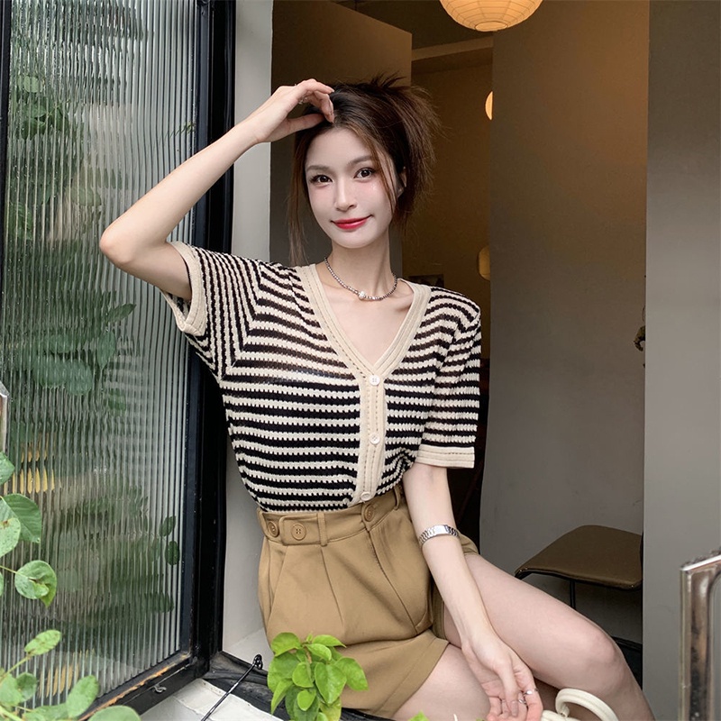 Áo sơ mi IELGY dệt kim cổ chữ V cài khuy hoạ tiết kẻ sọc phong cách Hàn Quốc cho nữ