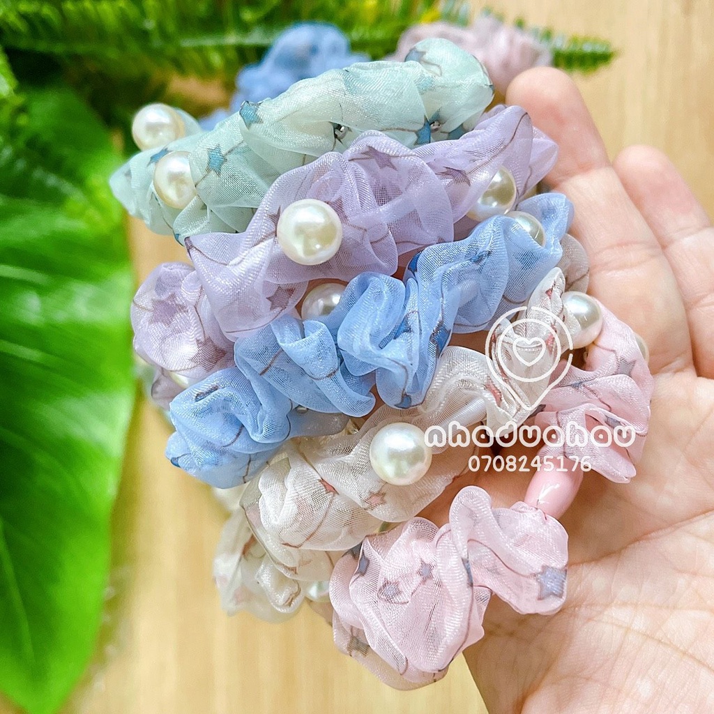 Một cái chun cột tóc dễ thương hình nơ hoa đính ngọc trai cho nữ